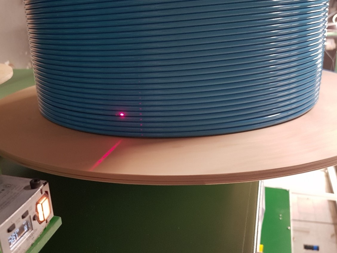 Lasermessgerät für beste Maßgenauigkeit der PTFE Kabelauskleidung